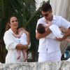 Ivete Sangalo é mãe das gêmeas Marina (na foto, no colo do pai, Daniel Cady) e Helena (no colo da cantora)