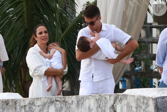 Ivete Sangalo é mãe das gêmeas Marina (na foto, no colo do pai, Daniel Cady) e Helena (no colo da cantora)