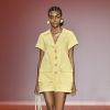 Vestidos curtos das passarelas do São Paulo Fashion Week: look minimal e supercurto da Aluf