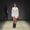 Vestidos curtos das passarelas do São Paulo Fashion Week: mix de wind breaker e vestido da Ratier