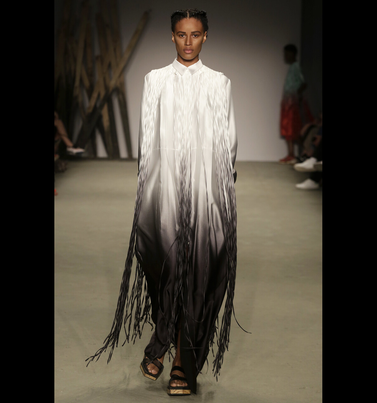 Foto: O vestido longo estilizado com franjas em degradê foi um dos ...
