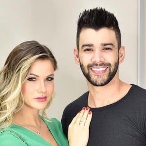 Andressa Suita posou com o marido e os filhos nos bastidores do comercial 