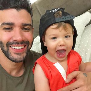 Gusttavo Lima dividiu com os seguidores uma foto fofa com o filho, Gabriel, de 1 ano, no Instagram