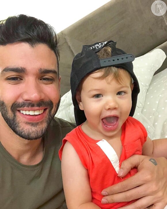 Gusttavo Lima dividiu com os seguidores uma foto fofa com o filho, Gabriel, de 1 ano, no Instagram