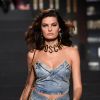 Jeans no verão: Isabeli Fontana vai de conjuntinho com minissaia da Moschino para H&M