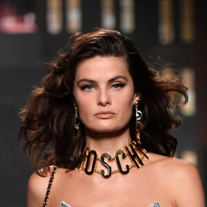 Jeans no verão: Isabeli Fontana vai de conjuntinho com minissaia da Moschino para H&M