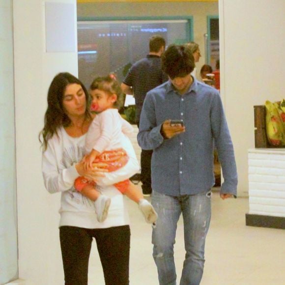 Felipe Simas e a mulher, Mariana Uhlmann, levaram os filhos ao shopping