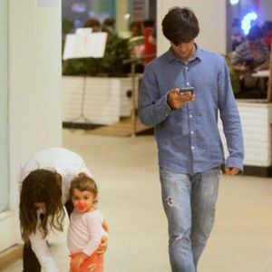 Felipe Simas foi fotografado com a família nesta quarta-feira, 7 de novembro de 2018