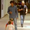 Felipe Simas e os filhos, Maria e Joaquim, foram vistos em shopping carioca nesta quarta-feira, 7 de novembro de 2018