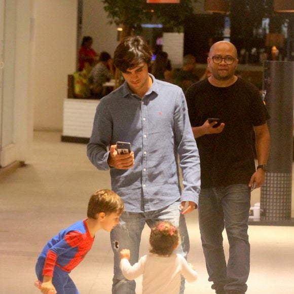 Filhos de Felipe Simas, Maria e Joaquim se divertiram em shopping do Rio