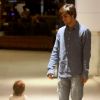 Felipe Simas observou a filha, Maria, brincando durante passeio em shopping do Rio