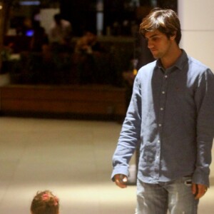 Felipe Simas observou a filha, Maria, brincando durante passeio em shopping do Rio