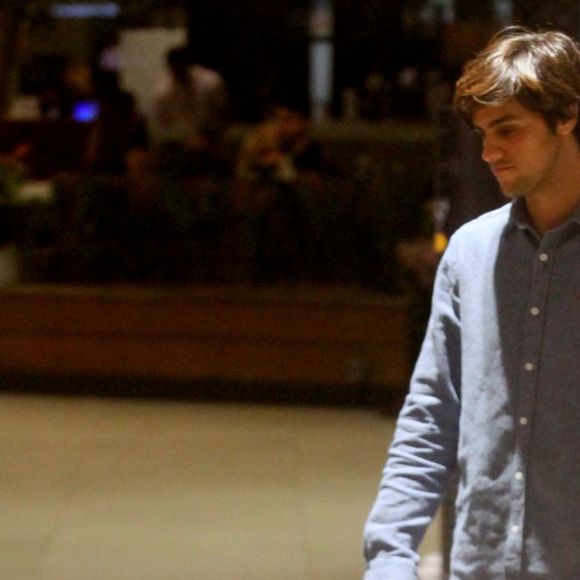 Felipe Simas observou a filha, Maria, brincando durante passeio em shopping do Rio