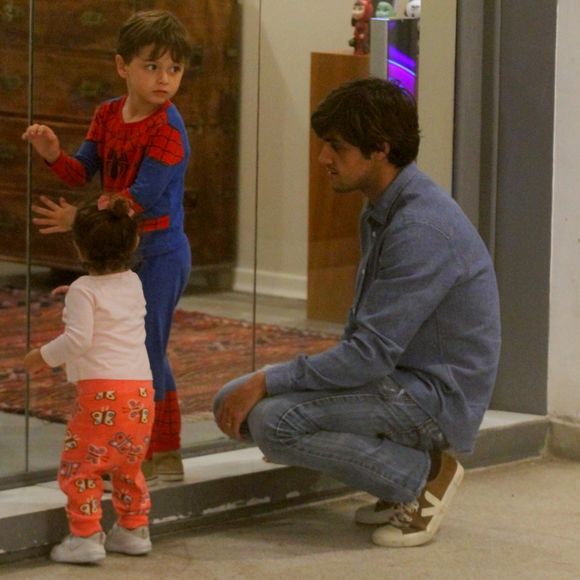 Felipe Simas passeou com Joaquim e Maria em shopping do Rio de Janeiro