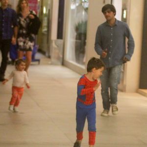 Felipe Simas brincou com os filhos em shopping do Rio de Janeiro nesta quarta-feira, 7 de novembro de 2018