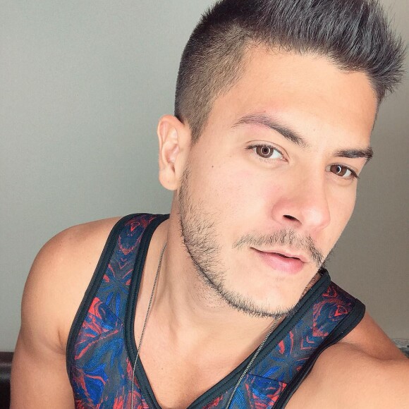 Arthur Aguiar relata dor nos ombros por segurar a filha, Sophia, em 7 de novembro de 2018
