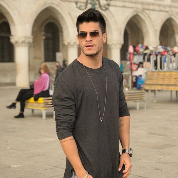 'Dei um jeito no meu ombro, que não está acostumado a ficar segurando outro ser humaninho o tempo todo', declarou Arthur Aguiar