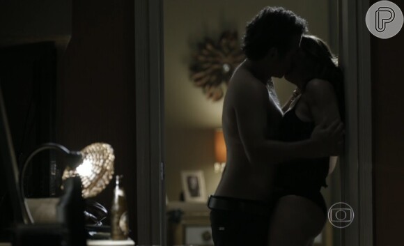 Dira Paes exibe boa forma em cena com Marcos Palmeira em cena de 'O Rebu' exibida nesta sexta-feira, 29 de agosto de 2014