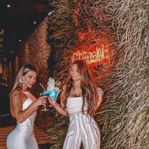 Kelly Key posa com a filha, Suzanna Freitas, em seu aniversário de 18 anos