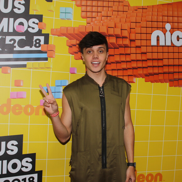 Namorado de Larissa Manoela, Leonardo Cidade voltou a exibir os cabelos escuros no Meus Prêmios Nick 2018, na casa de espetáculos Credicar Hall, em São Paulo, na noite desta quarta-feira, 7 de novembro de 2018