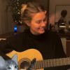 Carolina Dieckmann toca violão e canta em reunião com amigos