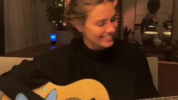 Carolina Dieckmann toca violão e canta em reunião com amigos