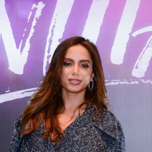 Anitta apostou em look curto e brilhoso para coletiva de imprensa de 'Vai, Anitta'