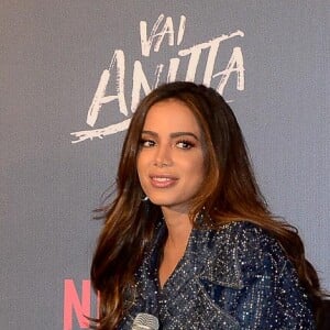 'Agora que tô solteira e fiquei vendo bastante, fiquei pensando: pq não fiz o cabelo? Não me arrumei mais? Mas não ligo pra isso não', conta Anitta