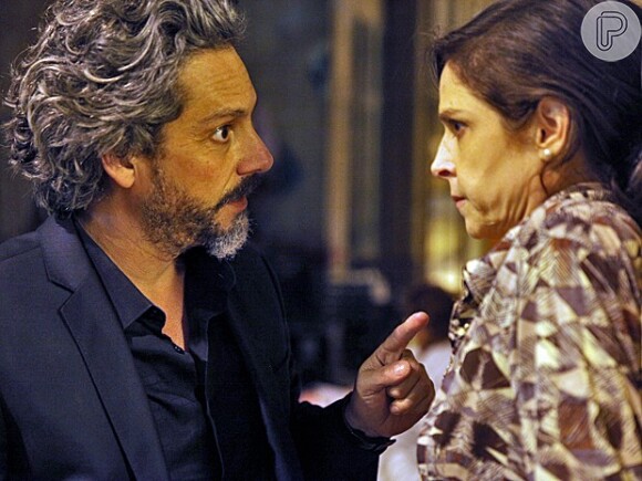 Novela 'Imperio': Cora (Drica Moraes) vai contar para jornalistas que José Alfredo (Alexandre Nero) é pai de Cristina (Leandra Leal)
