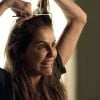 Deborah Secco cortou o cabelo durante cena de surto de Karola em 'Segundo Sol'