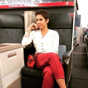 Deborah Secco posou em um avião rumo à viagem de férias