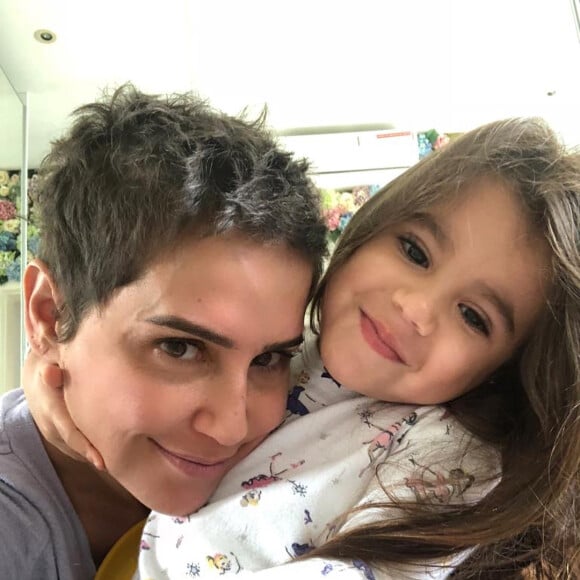 Filha de Deborah Secco, Maria Flor não aparece nas gravações feitas dentro do avião