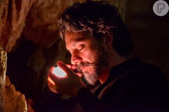 José Alfredo (Alexandre Nero) guarda um diamante cor-de-rosa escondido em uma gruta, em 'Império'