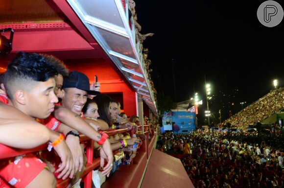 Neymar assiste ao desfile da namorada, Bruna Marquezine