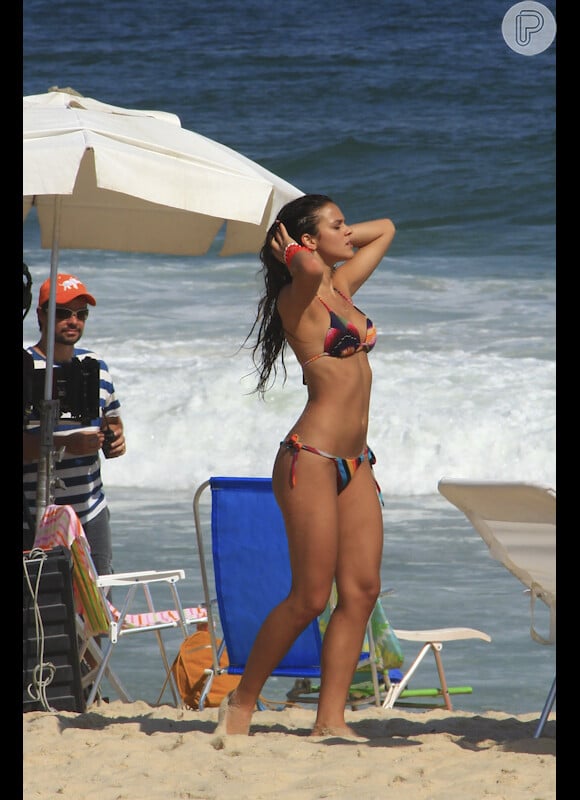 Bruna Marquezine exibe sua boa forma durante gravação de 'Salve Jorge' na praia