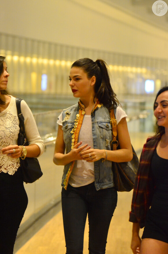 Isis Valverde conversa com amigas na entrada do cinema