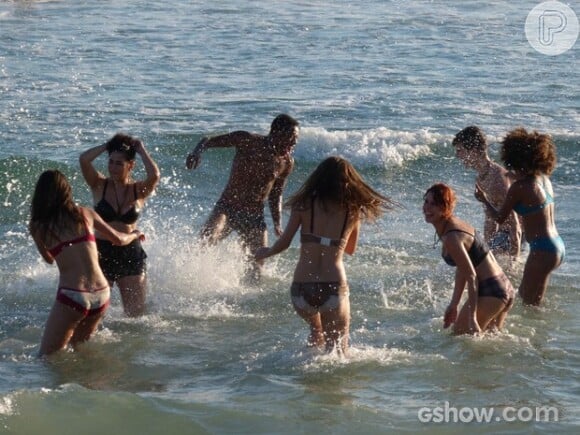 As atrizes deixaram a timidez de lado e gravaram cenas só de lingerie na praia. Os rapazes? Entraram no mar só de cueca!