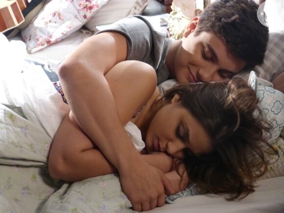 Jeff (Cadu Libonati)e Mari (Maria Luiza) dorme abraçado com a amiga para dar força após ela descobrir que está grávida