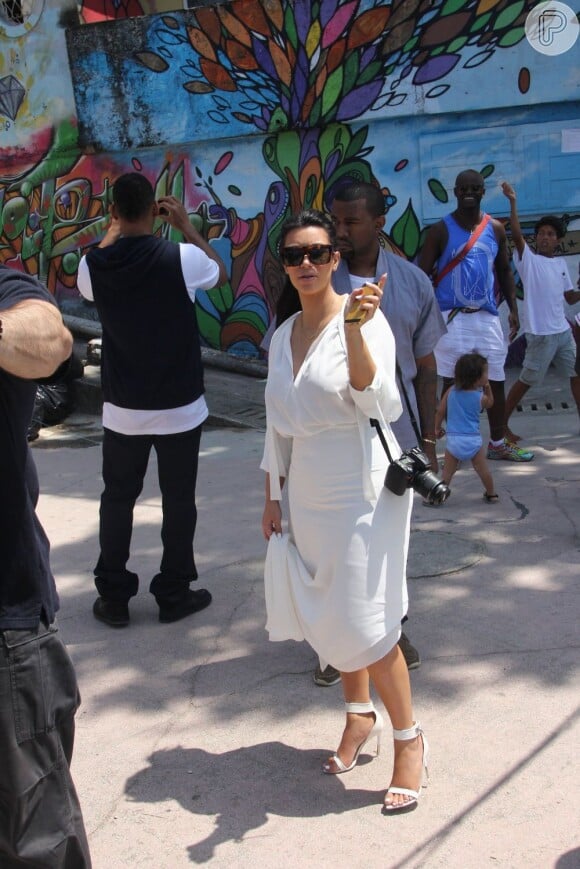 A socialite Kim Kardashian, grávida de quatro meses, viu pela primeira vez o que de fato era o Carnaval carioca
