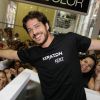 O ator Marco Pigossi tira foto com fãs em evento de beleza em São Paulo