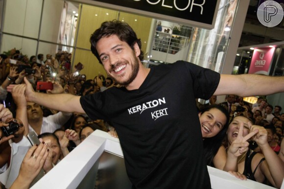 O ator Marco Pigossi tira foto com fãs em evento de beleza em São Paulo