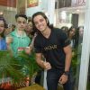 O ator Rodrigo Simas se diverte com fãs em feira de beleza