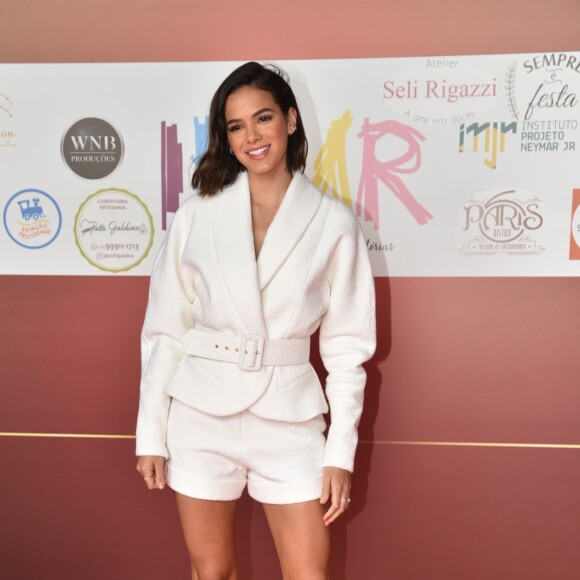 Bruna Marquezine chegou ao evento com look de alfaiataria total white