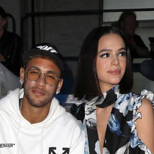 Bruna Marquezine esteve no instituto do ex-namorado, Neymar Jr