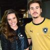 Juliana Paiva e Nicolas Prattes aproveitaram uma folga das gravações de 'O Tempo Não Para' para conferirem o jogo do Botafogo