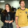 Juliana Paiva e Nicolas Prattes foram fotografados ao chegarem para assistir ao jogo do Botafogo