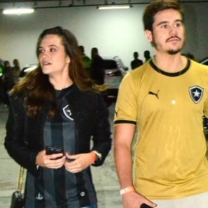 Juliana Paiva e Nicolas Prattes foram fotografados ao chegarem para assistir ao jogo do Botafogo