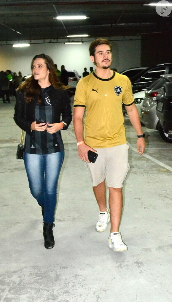 Juliana Paiva e Nicolas Prattes foram fotografados ao chegarem para assistir ao jogo do Botafogo