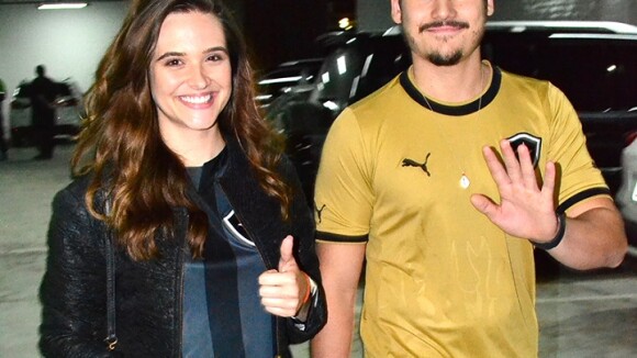 Juliana Paiva e Nicolas Prattes prestigiam jogo do Botafogo com os pais da atriz