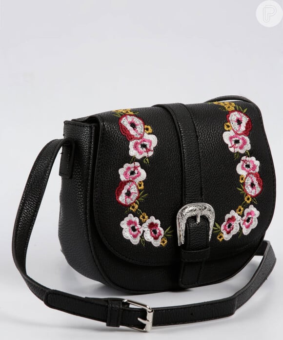 A bolsa transversal com bordados da Marisa custa R$ 79,95